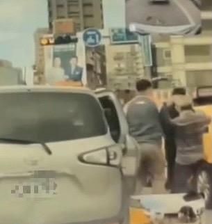 等紅燈時下車快閃fighting？小黃運匠與民眾當街拉扯衝突