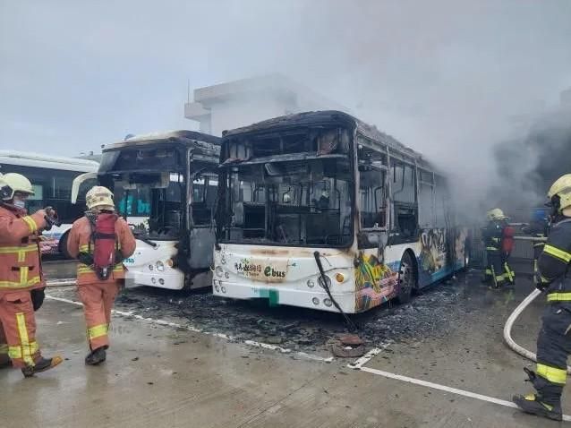 新北淡水「電動公車起火」！殃及隔壁車輛　無人傷亡