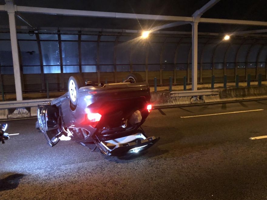 超危險！台中男半夜酒駕開上台74　亂撞到連車子都翻了