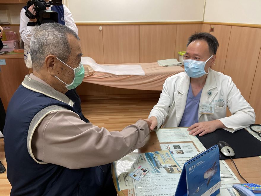 開胸手術十年大不同！老翁微創心臟主動脈瓣植入用健保
