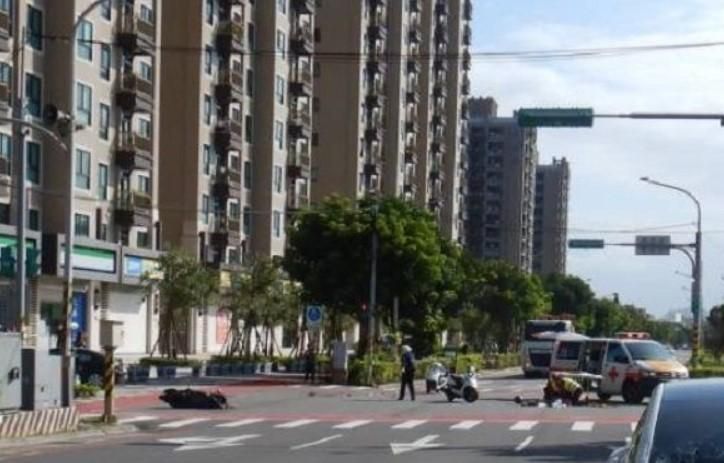 影/迴轉遭撞噴10公尺！桃園女騎士擦撞特斯拉　失血過多慘死路中央