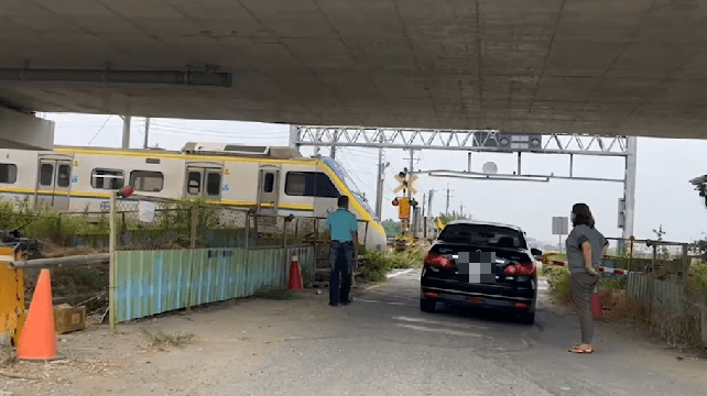 快訊/太誇張！轎車停鐵軌硬搬柵欄…竟還悠哉指揮火車速速通過　悽慘下場曝光