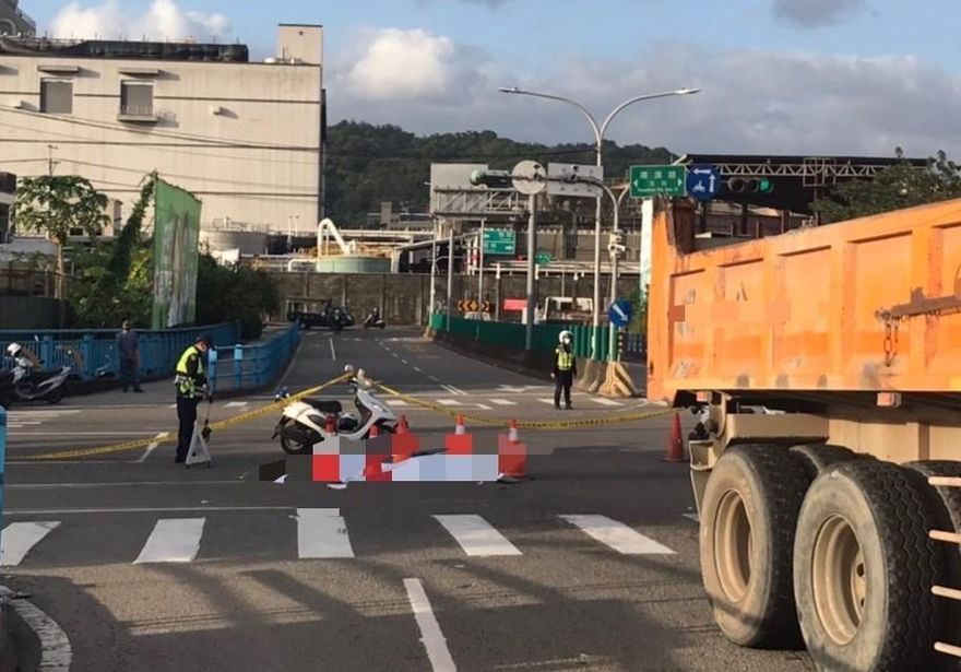 死亡右轉！聯結車轉彎時疑視線死角　當場輾斃鐵馬女騎士