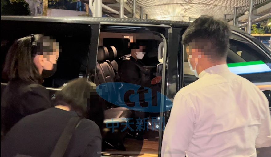 同學拭淚送別！馬國女大生今火化　弟弟悲捧姊骨灰離去明返大馬