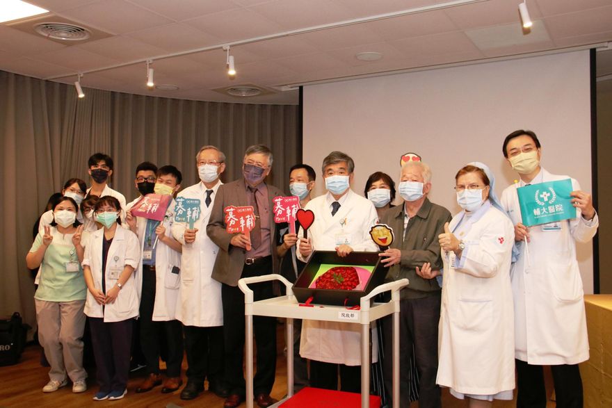 新冠重症又癌症！81歲翁 輔大醫「頭盔通氣療法」救命！