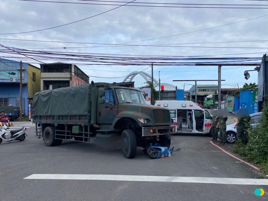 三峽軍用卡車撞機車　母女送醫不治　軍方：非常抱歉