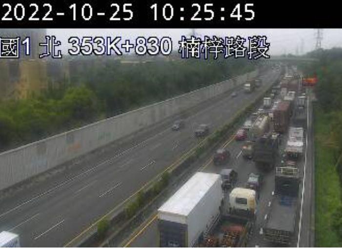 快訊/國1楠梓-岡山不平靜！3km「連爆2起交通事故」　火燒車+三車連撞塞爆