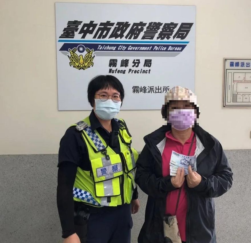 買個菜險白花6千元！霧峰婦人失金驚魂30分鐘　暖警幫撿回一毛不少