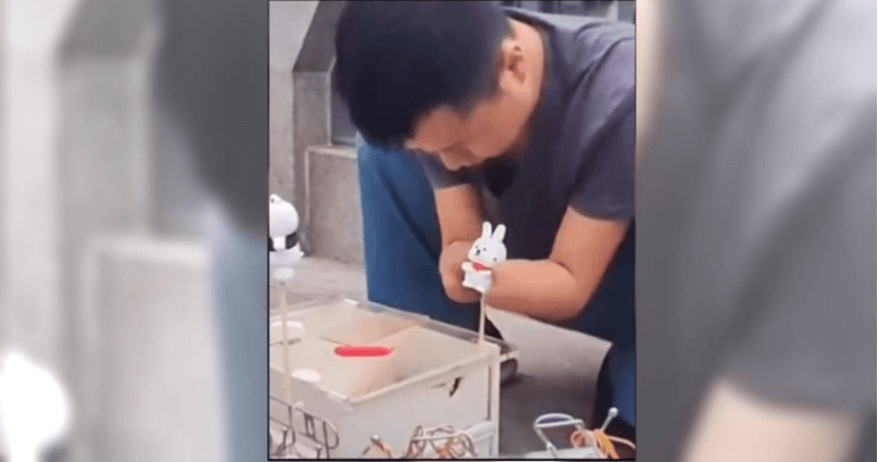 雙手截肢卻靠手藝養活3兒！大陸男子「捏泥」連蜘蛛人都做得出來