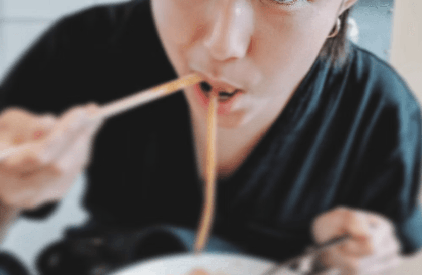 「吃下面」才對吧？丈夫遭妻抓包和小三車震　呻吟聲、吸到破皮竟辯「只是在吃麵」！