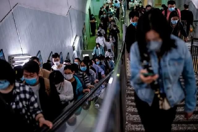 你上下班要多久時間？陸逾1400萬人「極端通勤」　有人單程3小時、地鐵上站著睡覺