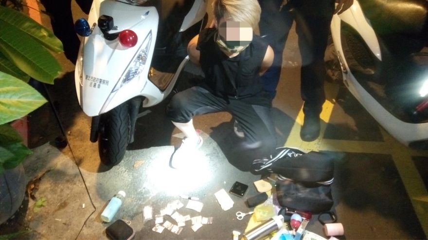 女毒蟲遇警盤查報假名　遭查出通緝身分搜出各式毒品