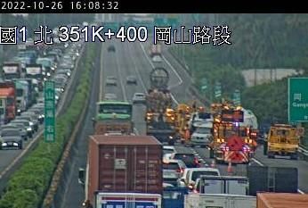 國1岡山北上驚傳意外！聯結車「煞車不及」碰撞4小車　3駕駛受傷送醫
