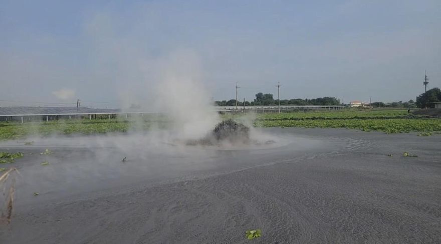 影/屏東萬丹泥火山今年「3度噴發」！泥漿淹沒紅豆田　村長無奈：全泡湯…