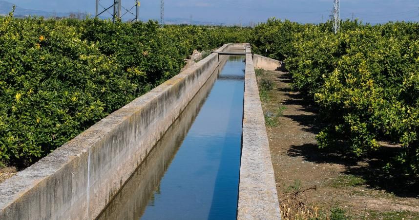 跨80公分柵欄「倒臥水溝亡」！現場遺留單車…7旬翁斷魂民眾傻：水溝僅6公分深