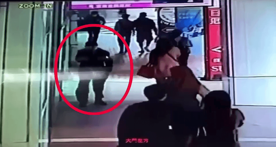 連消防栓蓋子也不放過！慣竊偷機車跟安全帽還不過癮　賊星誇張該敗遭逮