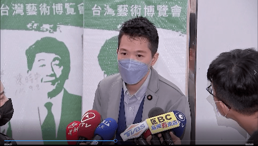 亂丟砂畫惹怒蔡英文？何志偉駁「鬼故事」：藝術品不是只有在牆上才有價值