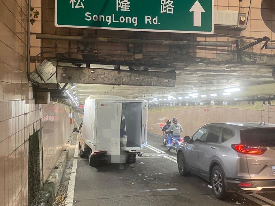 尖峰時刻差點GG！貨車未注意限高　慘被地下道「削頭」還可能吃紅單