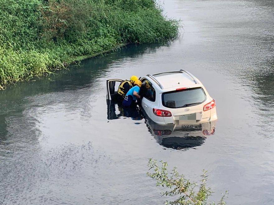 快訊/高雄鳳山自小客車暴衝排水溝！水淹半車身…警消協助駕駛脫困