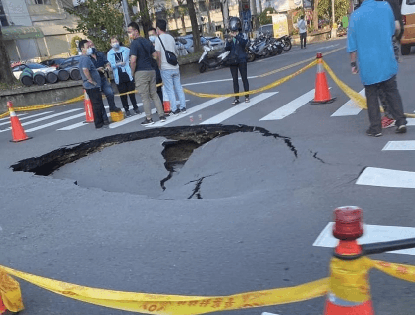 快訊/台中南屯道路突塌陷！驚見3公尺大洞…警急拉封鎖線