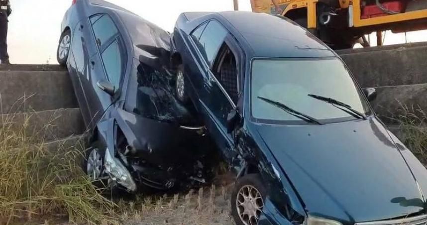 出事了！苗栗苑裡2車互撞「相疊」倒插田裡　竟是路口無號誌惹的禍