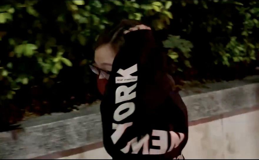 影/台中桶屍案重大進展！酒店女轉列被告　步出地檢署首度曝光拔腿就跑