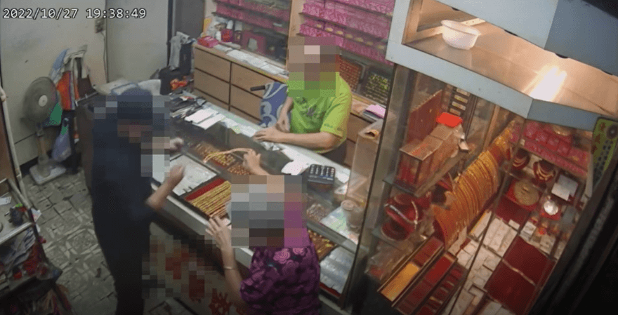 影/高雄銀樓搶劫畫面曝！歹徒「金鍊戒指全都要」速度超緩慢　老闆揭損失金額
