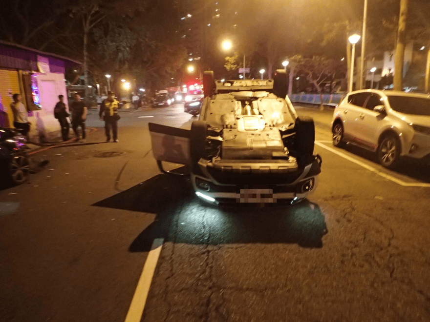 「獨酌」奔馳北屯車禍！台中女慘摔路邊　四輪朝天畫面曝光
