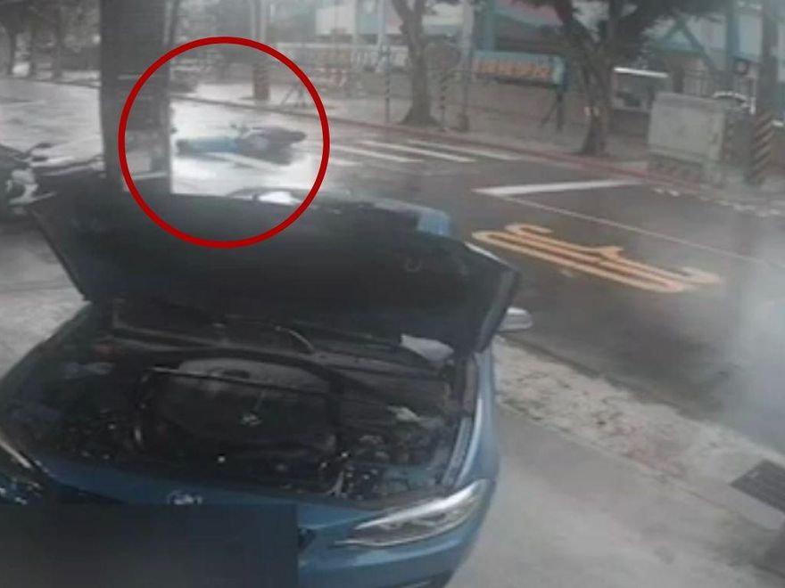快訊/南港「2機車相撞」！1人慘遭撞飛「失去呼吸心跳」　送醫急救中