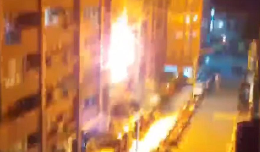 快訊/冷氣室外機連爆3次！新竹社區深夜烈火狂燒　火光、巨響住戶嚇傻…驚悚14秒畫面曝光