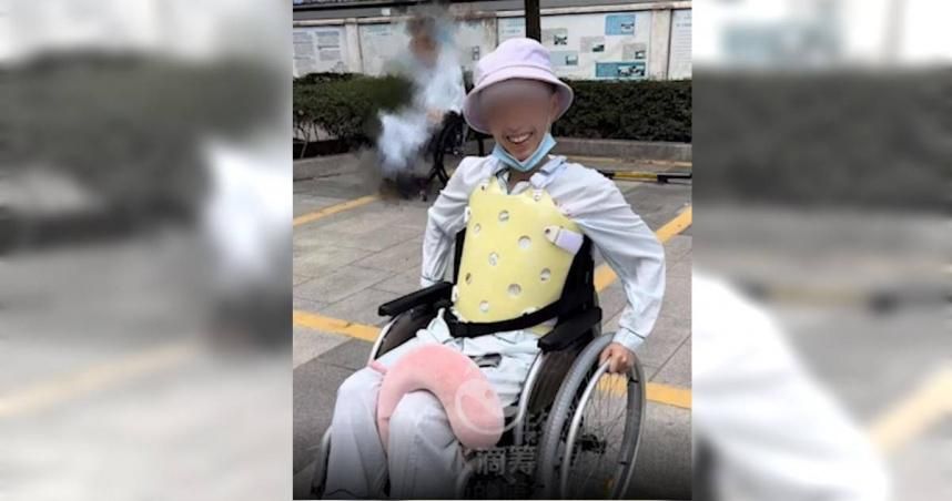 頭部撕裂、胸腰椎骨折！女大生「遭墜樓男砸中」　下肢癱瘓崩潰：只是逛個街