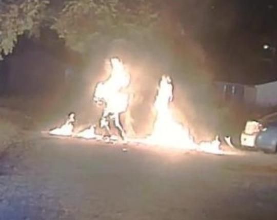 男子拒檢狂飆逃逸！遭電擊槍擊中秒變火球倒地送醫