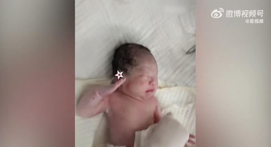 忘了喝孟婆湯？剛出生嬰兒伸手「敬禮抱槍」有如軍人轉世