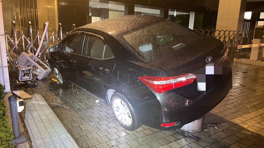 可疑！轎車半夜衝撞工業區柵欄　警到場駕駛「消失」了