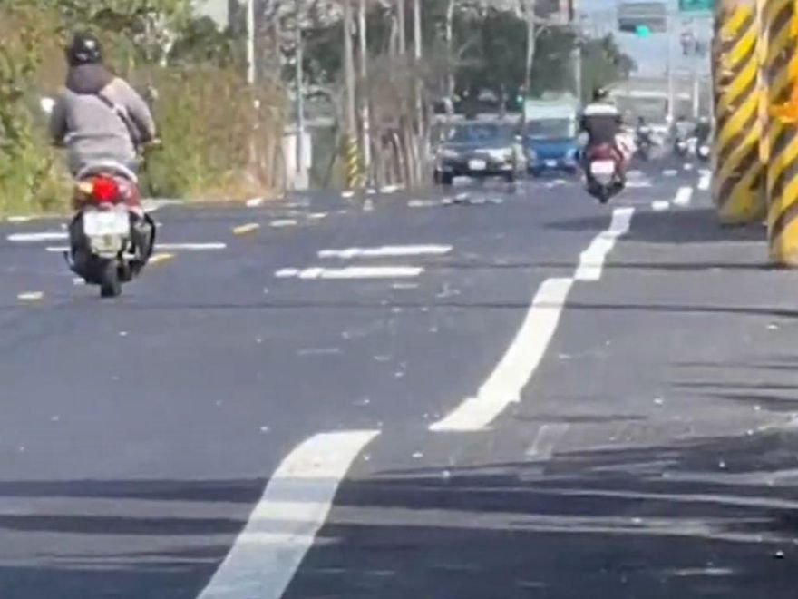 影/鹿港海浴路變「海浪路」！20cm高低差「騎車變衝浪」　驚險畫面曝光