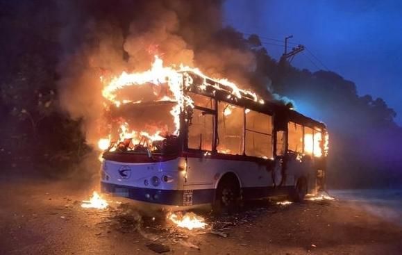 快訊/汐止公車行駛中自燃陷火海　駕駛疏散乘客幸無人傷