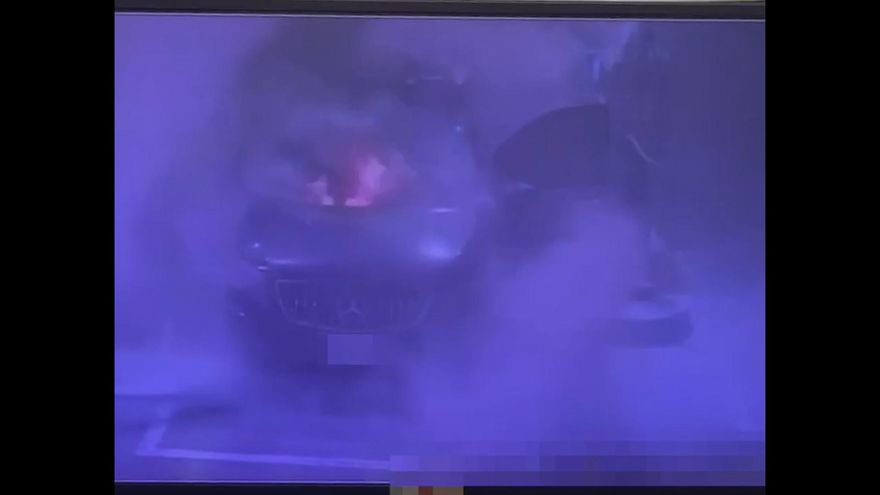 加油一半突起火狂燒！蘆洲賓士休旅車頭淪廢鐵　車內5人急跳車…驚悚畫面曝光