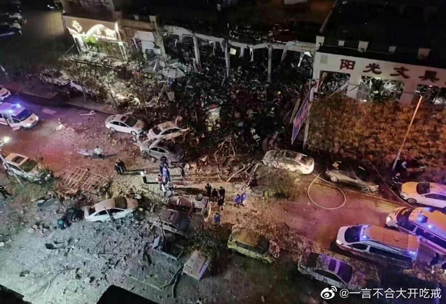 影/驚悚畫面曝光！閨密勾手逛街…下一秒消失鏡頭前　江西餐館爆炸1死10餘傷