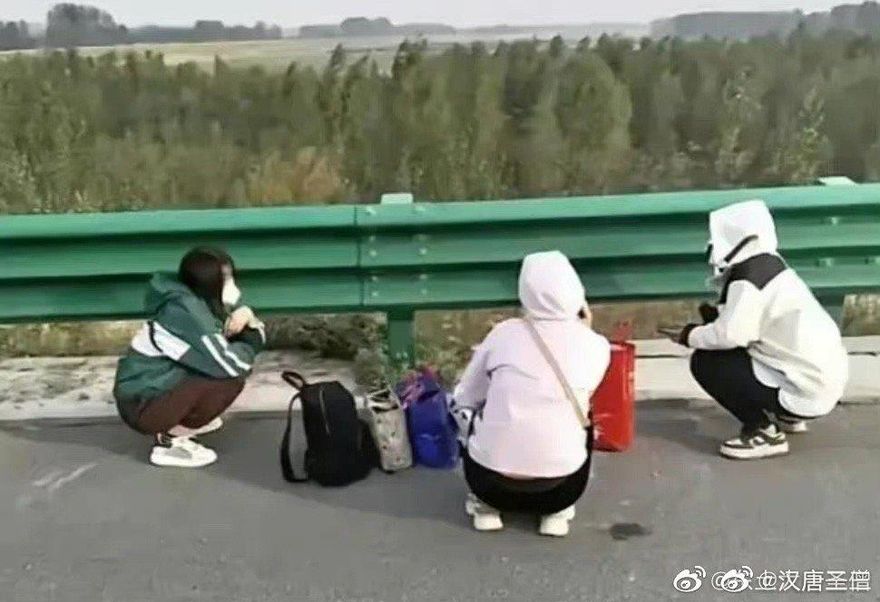 影/只想回家！傳鄭州富士康工人大「逃疫」　徒步百公里返鄉