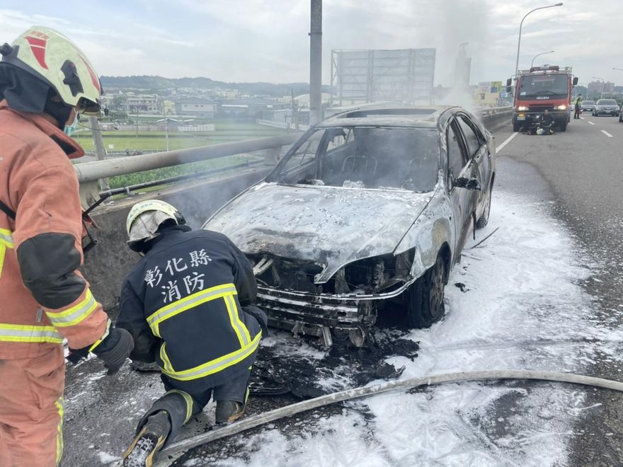 影/彰化台74傳火燒車！轎車開一半「濃煙猛竄」　整輛遭火舌吞噬