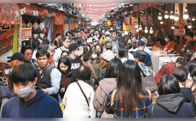 人潮洶湧地形斜！　他喊台灣這地方像「梨泰院」