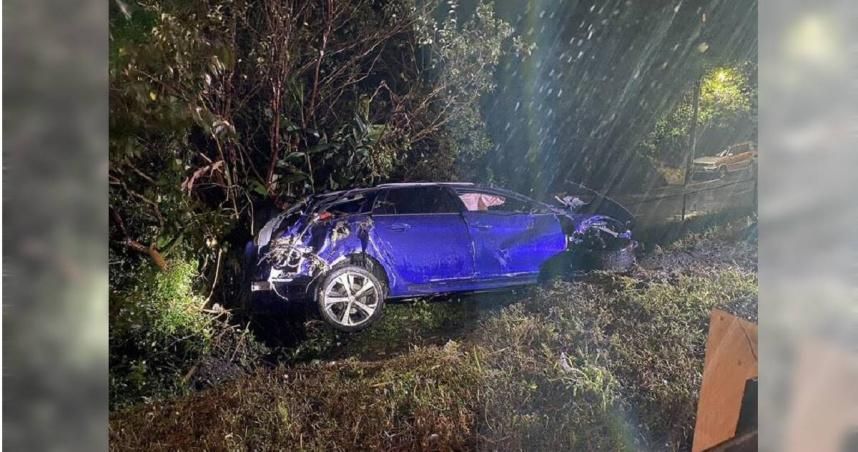 轎車疑打滑失控！妻女噴飛車外　妻子險成亡魂急救後仍命危