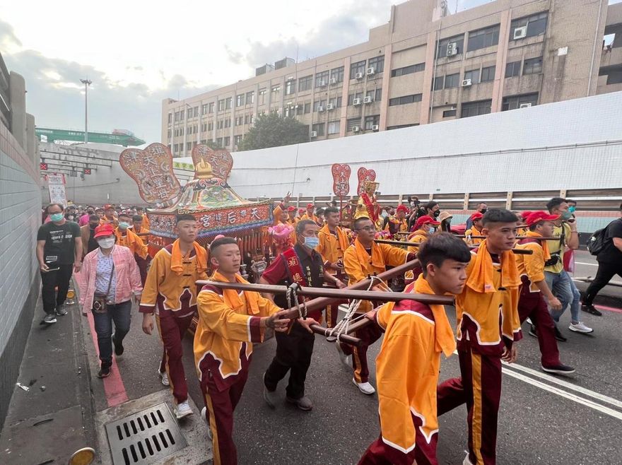 旗津天后宮時隔8年恢復遶境！從高雄穿越港隧道　數千信徒共同巡香、祈福