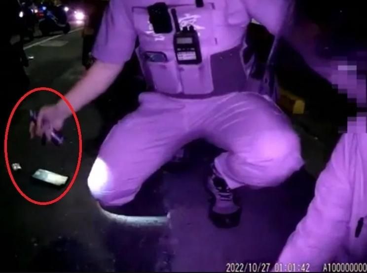 不是嚇到烙賽！他闖紅燈遭警攔　褲底竟「掉一包」後果更慘