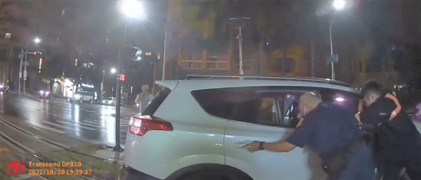 走錯路？休旅車卡高雄輕軌造成停駛42分鐘　6警合力推車救援成功
