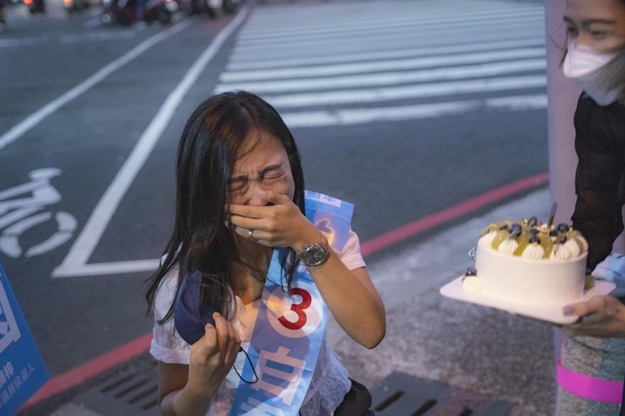 藍美女主播候選人街頭爆哭！女兒一句話超揪心