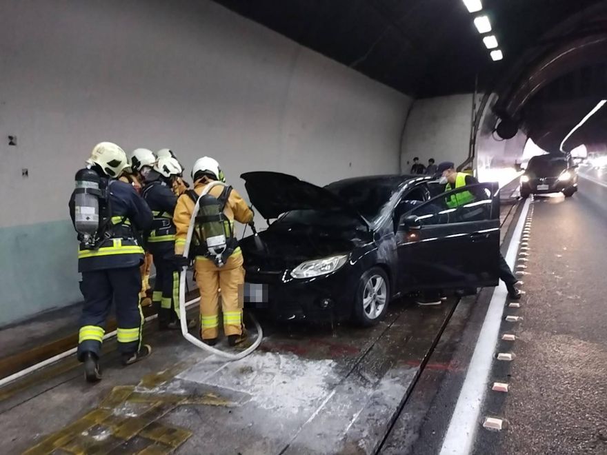 快訊/雪山隧道火燒車　火勢7分鐘撲滅　目前南下通車北上內側通車