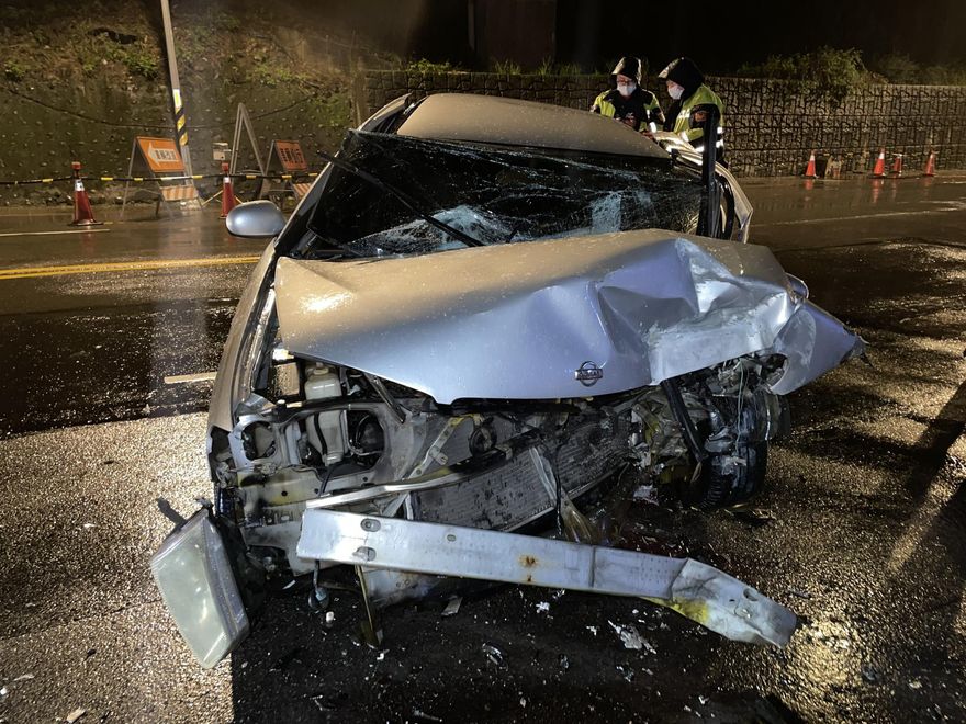 鬼遮眼？轎車駕駛突然「眼前一片黑」　逆向撞斷燈桿車頭全爛了