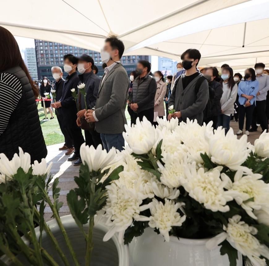 2孫梨泰院炸肺亡！老翁拄拐杖「白髮人送黑髮人」哭了　靈堂前不停道歉惹鼻酸