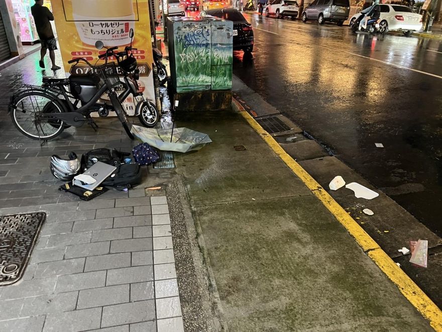 天降筆電！男子速食店嫌隔壁吵抓狂　把別人物品全部從2樓丟下